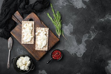 Cottage Cheese setiyle ev yapımı çıtır ekmek tostu, siyah taştan masa arkaplanı, üst görünümü düz, metin alanı için fotokopi alanı