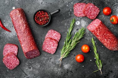 Sebzeli salam dilimleri, siyah taştan masa arkaplanı, en üstteki düz manzara.