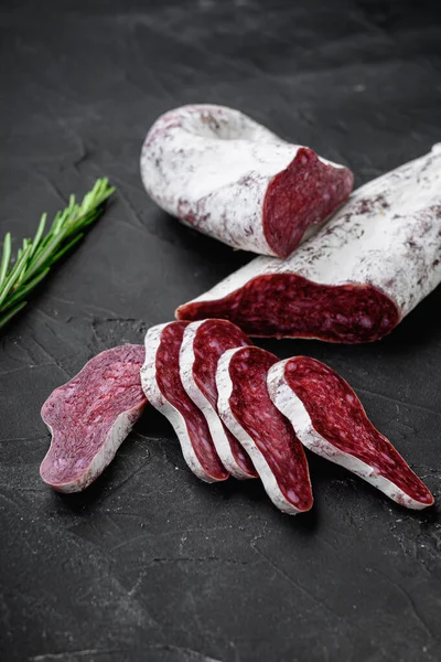 Longaniza, geleneksel salam siyah desenli yüzeyde İspanyol sosisi.