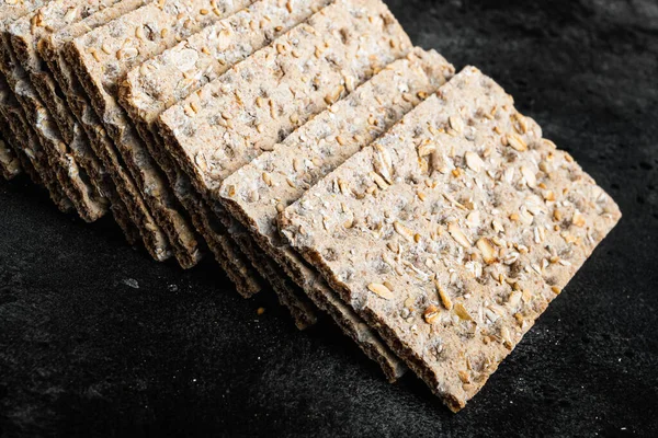 Koyu siyah taş masa zemininde çıtır ekmek seti.