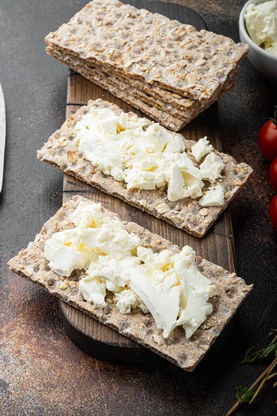 Ekmek arası sandviç seti, eski koyu kırsal masa arka planında.