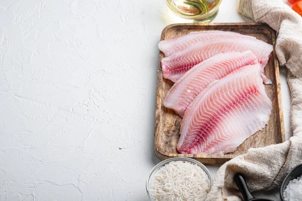 Rauwe Witte Vis Tilapia Met Basmatirijst Kerstomaten Ingrediënten Witte Achtergrond — Stockfoto