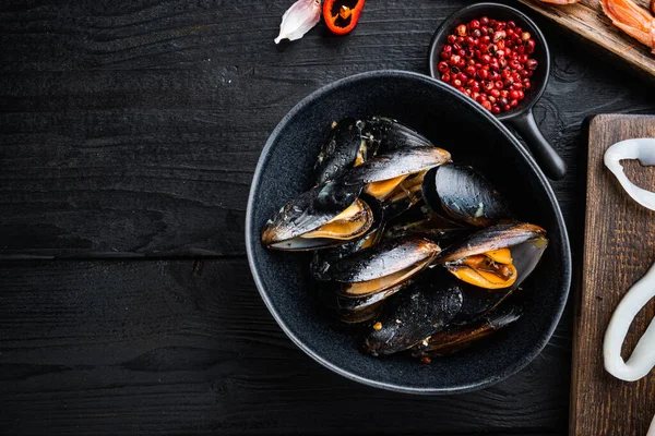 Moules Cuites Vapeur Sur Table Bois Noir Pose Plate Avec — Photo