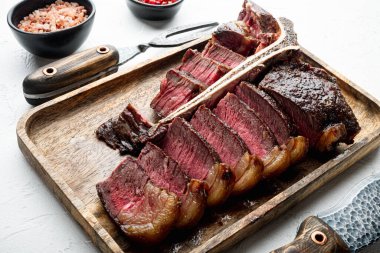 Orta pişmiş biftek ya da biftek seti, beyaz taş arka planda.