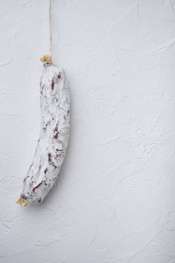 Beyaz arkaplanda sosis ve metin için boşluk.