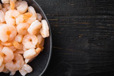 Kaynamış Kabuklu Karidesler, Karidesler, kâsede, siyah ahşap masa üzerinde, üst görünümü düz, metin alanı için fotokopi alanı