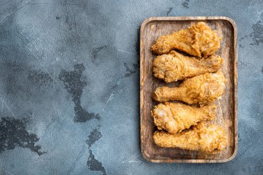 Gri arka planda, üst manzaralı, metin için yeri olan, Kentucky usulü tavuk davulları..