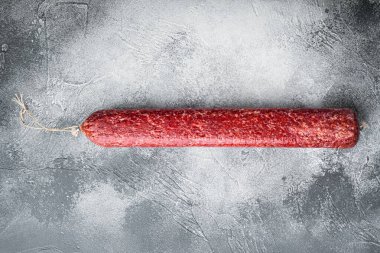 Tüm sosis salam seti, gri taş masa arkaplanı, üst görünüm düz yatay, metin için kopyalama alanı ile