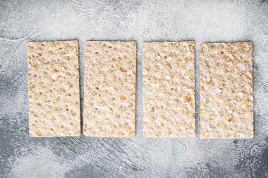 Gri taş masa zemininde çıtır çıtır ekmek seti, üst görünüm düz yatay, metin alanı için kopyalama alanı