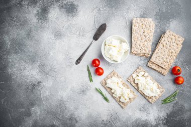 Gri taş masa arkaplanına, üst görünüm düz yatay, metin alanı için kopyalama alanına sahip, feta seti ile Crispreads