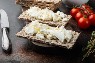 Eski koyu kırsal masa arka planında gevrek ekmek sandviç seti.