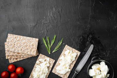 Çıtır ekmek sandviç seti, siyah taştan masa arkaplanı, üst görünüm düz yatay, metin için kopyalama alanı