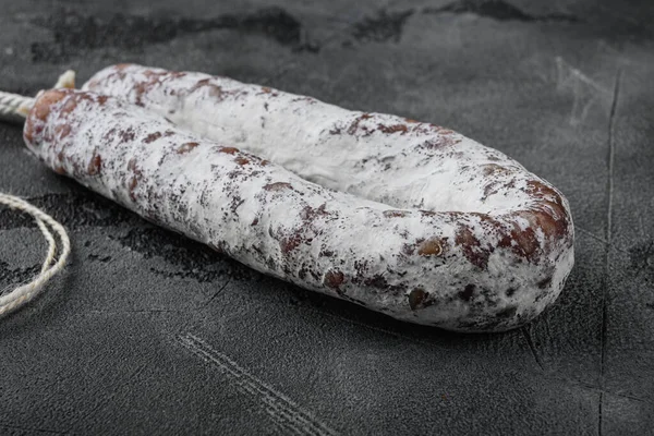 Gri desenli arka planda kurutulmuş salam sosisi..