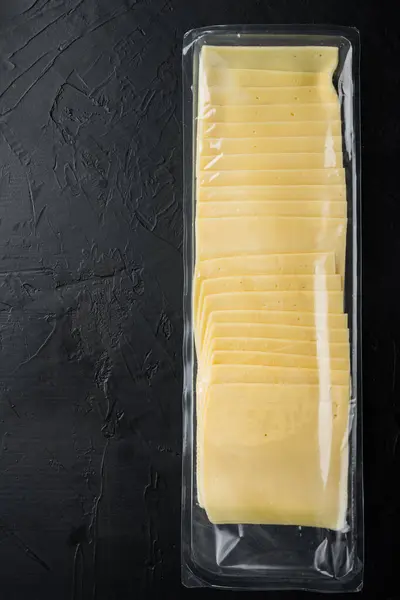 Rebanadas Queso Amarillo Paquete Sellado Sobre Fondo Negro Con Espacio — Foto de Stock