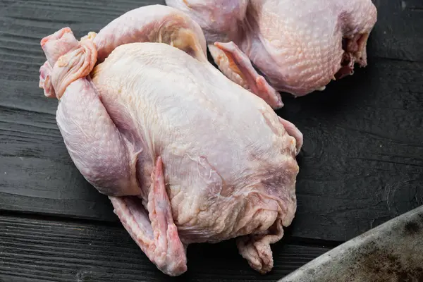 生の有機調理された鶏の肉全体 黒の木製の背景に — ストック写真