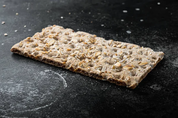 Siyah taş masa zemininde ince çavdar gevreği seti.