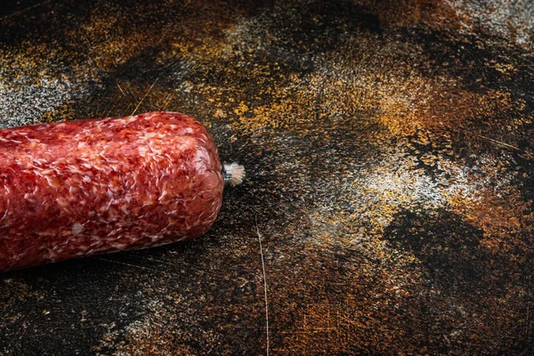 Delizioso Set Salsicce Salame Vecchio Sfondo Rustico Scuro Con Spazio — Foto Stock