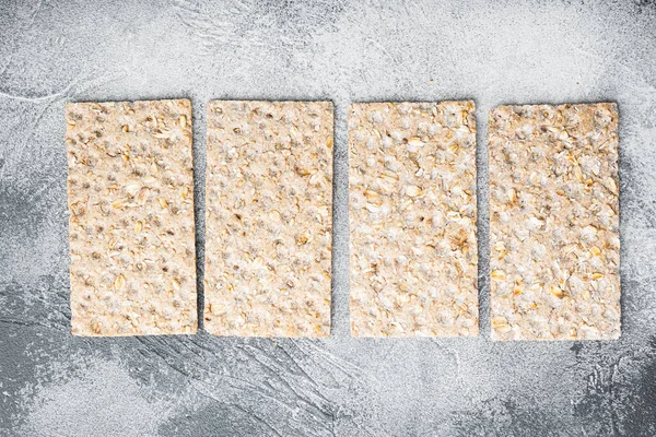 Gri taş masa zemininde çıtır çıtır ekmek seti, üst görünüm düz yatay, metin alanı için kopyalama alanı