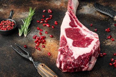 Çiğ taze tomahawk kara angus biftek seti, baharat ve otlarla, eski koyu kırsal arka planda, metin için kopyalama alanı ile