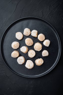 Çiğ taze istiridye eti, düz uzanma, siyah desenli arka plan