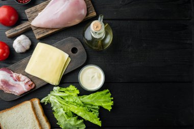 Lezzetli sandviç, kızarmış ekmek malzemesi, siyah ahşap arka plan, metin için fotokopi alanı ile üst görünüm