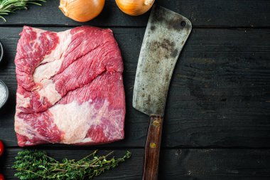 Paketleme göğüs eti, çiğ et et et seti, mangal, pastırma, tedavi malzemeleriyle birlikte siyah ahşap masa arka planında, üst görünüm düz, metin için fotokopi alanı ile birlikte.