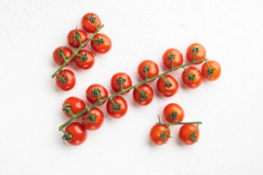 Üzüm seti üzerinde kiraz domatesleri, beyaz taş zemin üzerinde, üst görünüm düz yatıyordu