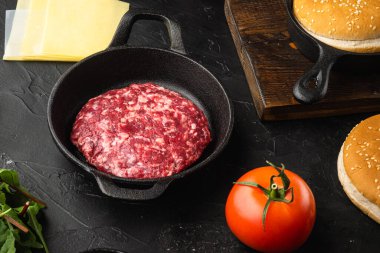 Biftek Etinden İncelenmiş Biftek Burgerleri, siyah taş arka planda.