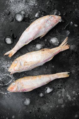 Donmuş sufle balığı seti, siyah taştan masa arkaplanı, üst manzara düz yatıyordu.