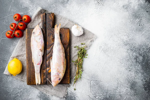 Ensemble Poisson Entier Cru Mulet Barabulka Frais Avec Des Ingrédients — Photo