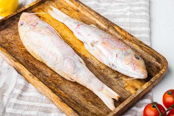 Conjunto Pescados Enteros Frescos Cabra Cruda Con Ingredientes Hierbas Sobre —  Fotos de Stock