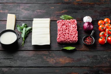 Lazanya seti için farklı malzemeler, eski koyu ahşap masa arkaplanı, metin için kopyalama alanı