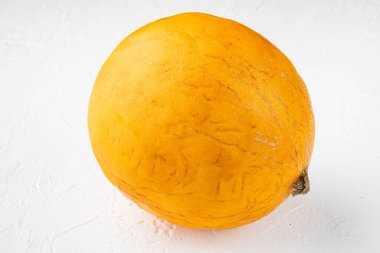 Olgun Muskmelon seti, beyaz taş masa zemininde