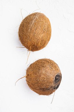 Tropik meyve hindistan cevizi seti, beyaz taş masa arka planı, üst görünüm düz yatıyordu