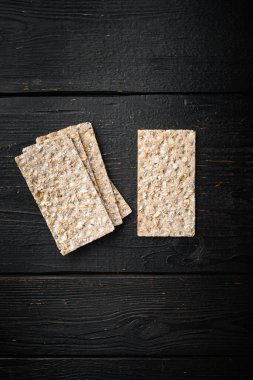 Karabuğday gevreği ekmek seti, siyah ahşap masa arkaplanı, üst görünüm düz yatıyordu