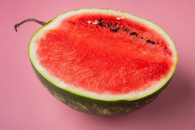 Karpuz kesimi seti, pembe desenli yaz arkaplanı.