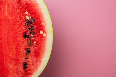 Yarı karpuz kesim seti, pembe desenli yaz arkaplanı, en üstteki düz yatak, metin için kopyalama alanı