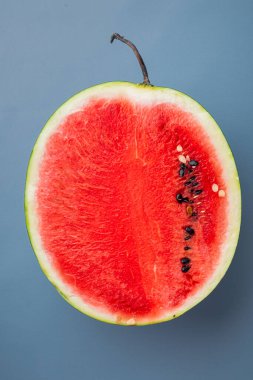 Karpuz kesim seti, mavi desenli yaz arkaplanı, üst görünüm düz yatıyordu