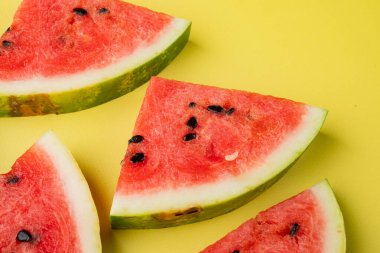 Yarım karpuz kesimi, sarı desenli yaz arkaplanı.