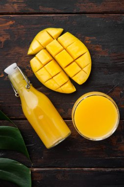 Mango suyu seti, eski koyu ahşap masa arkaplanı, üst görünüm düz yatıyordu