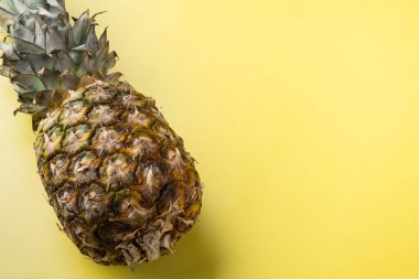 Tüm ananas seti, sarı desenli yaz arkaplanında, metin için kopya alanı ile