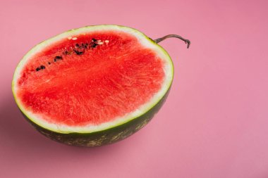 Taze kesilmiş karpuz seti, pembe desenli yaz arkaplanı, metin için kopyalama alanı