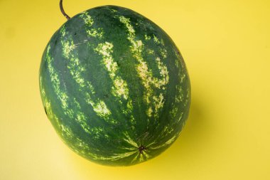 Karpuz meyvesi seti, sarı desenli yaz arkaplanı.