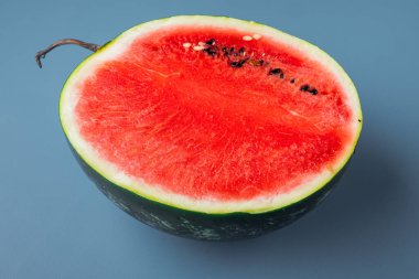 Karpuz dilimi seti, mavi desenli yaz arkaplanı