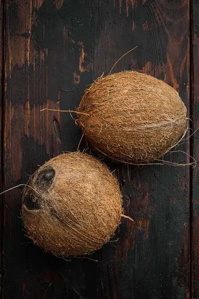 Frisch Geerntetes Kokosnuss Set Auf Altem Dunklem Holztischhintergrund Von Oben — Stockfoto