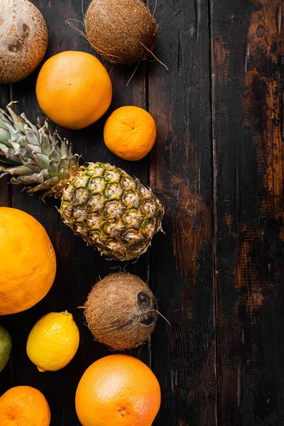 Conjunto Frutas Tropicales Piña Mango Naranjas Sobre Fondo Mesa Madera — Foto de Stock