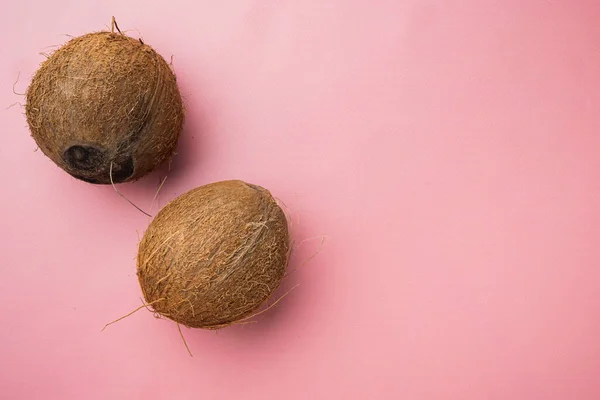 Frisch Geerntete Kokosnuss Set Auf Rosa Texturiertem Sommerhintergrund Von Oben — Stockfoto