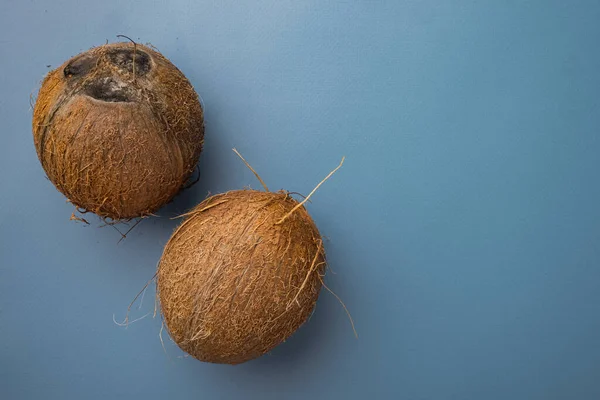 Kokosnuss Ganzes Set Auf Blauem Texturiertem Sommerhintergrund Von Oben Flach — Stockfoto