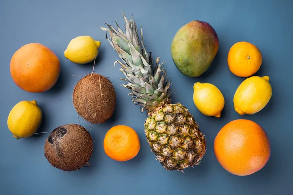 Conjunto Composición Tropical Frutas Frescas Sobre Fondo Azul Texturizado Verano — Foto de Stock
