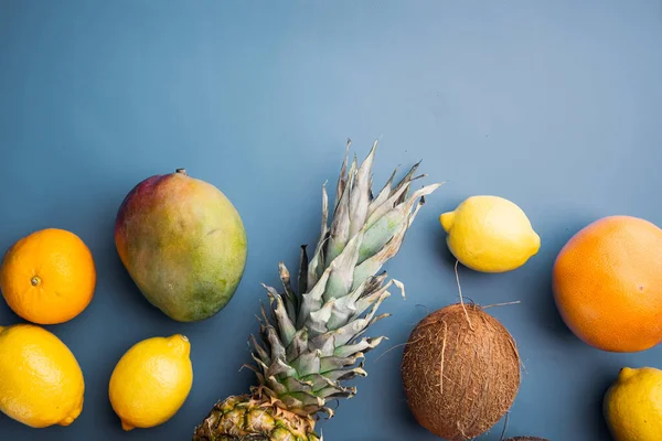 Mezcla Diferentes Frutas Sobre Fondo Azul Texturizado Verano Vista Superior — Foto de Stock